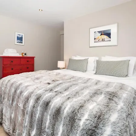 3 Bedrooms, Whole Floor, New Kitchen, Town Centre Lägenhet *