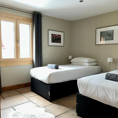 Lägenhet 3 Bedrooms, Whole Floor, New Kitchen, Town Centre