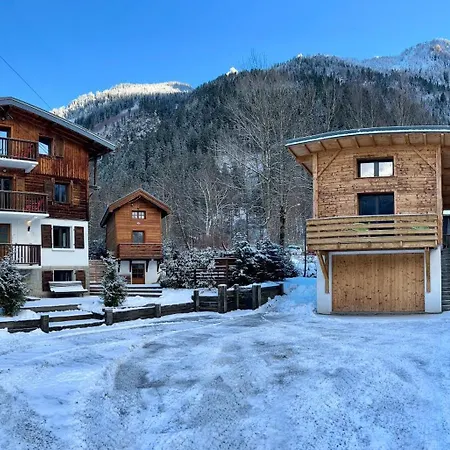 3 Bedrooms, Whole Floor, New Kitchen, Town Centre Apartment *